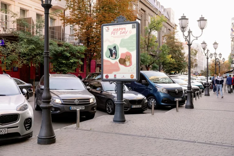 Mockup affiche Happy Pet Day poster en ville site Beverly Dose, web designer UX UI à Bordeaux – Beverly Design