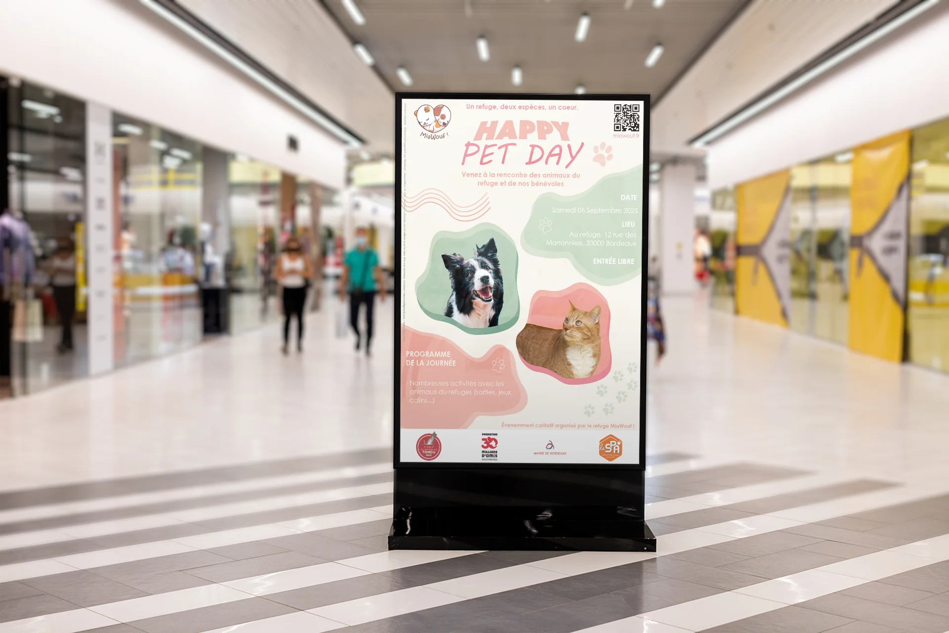 Mockup affiche Happy Pet Day poster dans une galerie commerciale site Beverly Dose, web designer UX UI à Bordeaux – Beverly Design