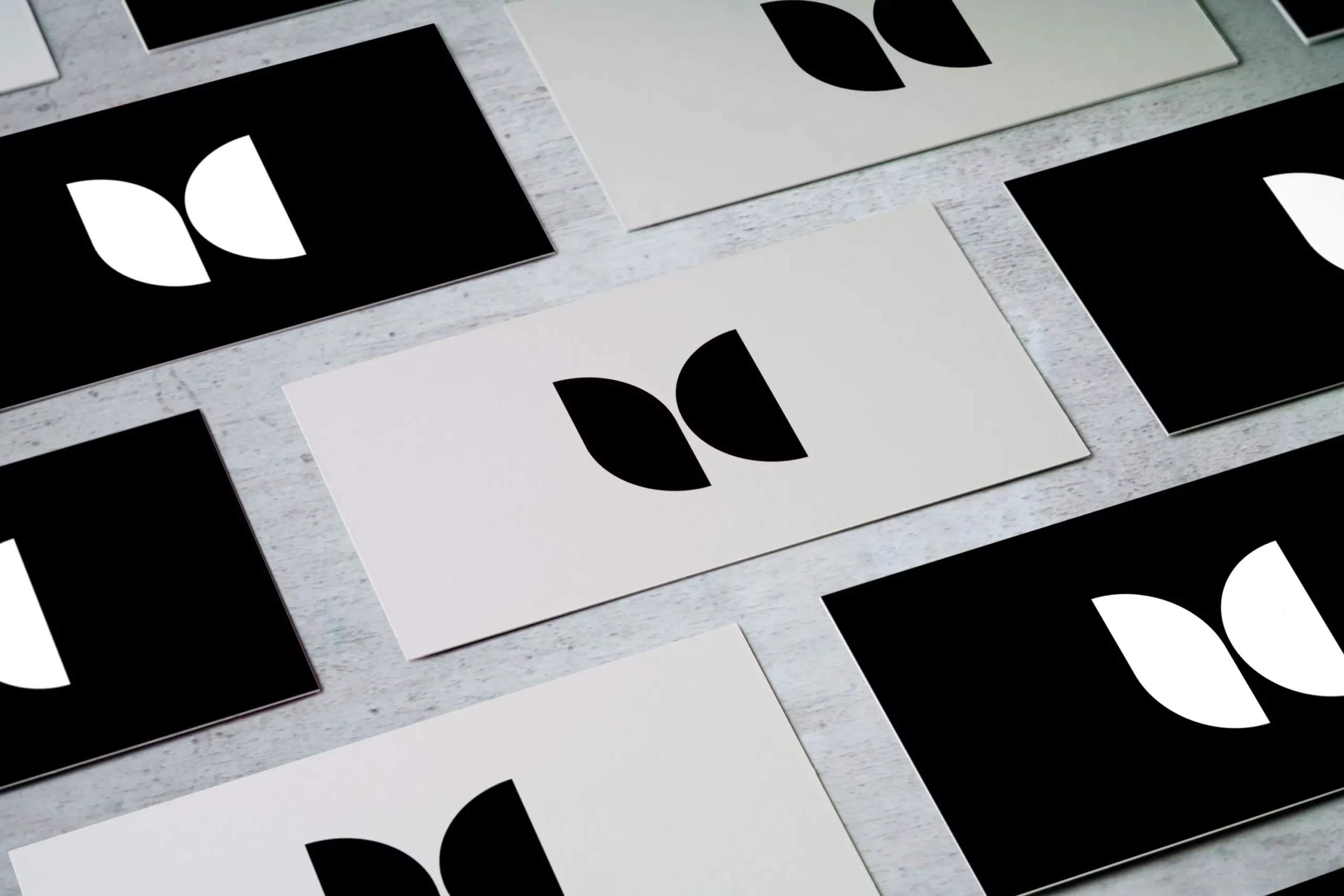 Mockup sur cartes de visite logo Beverly Design site Beverly Dose, web designer UX UI à Bordeaux – Beverly Design