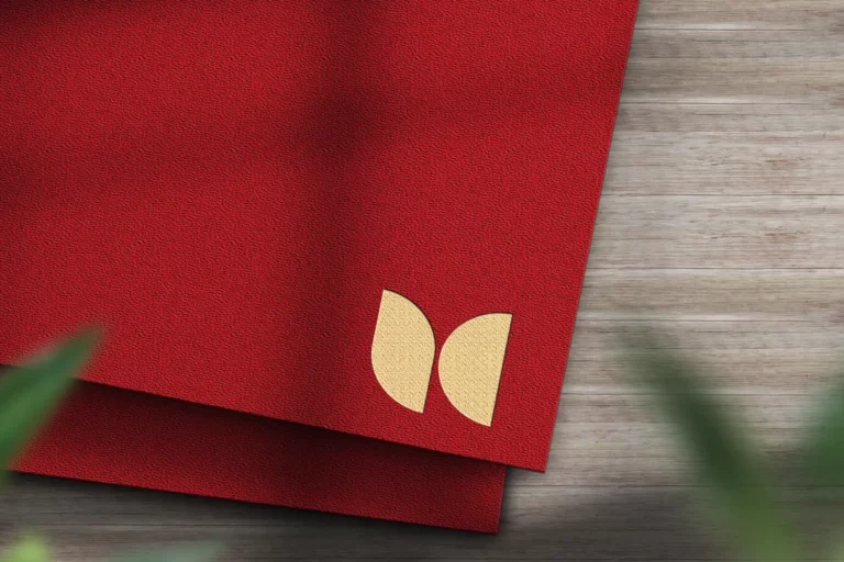 Mockup sur papier rouge logo Beverly Design site Beverly Dose, web designer UX UI à Bordeaux – Beverly Design