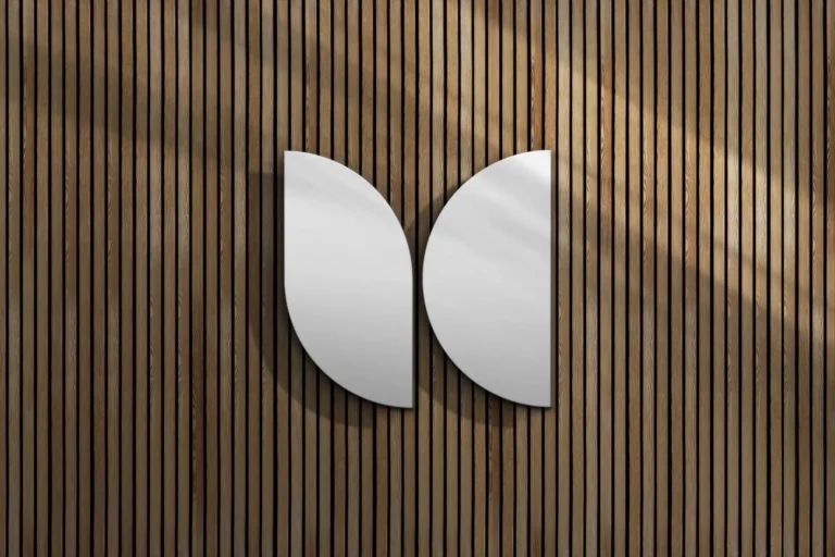 Mockup sur mur en bois logo Beverly Design site Beverly Dose, web designer UX UI à Bordeaux – Beverly Design
